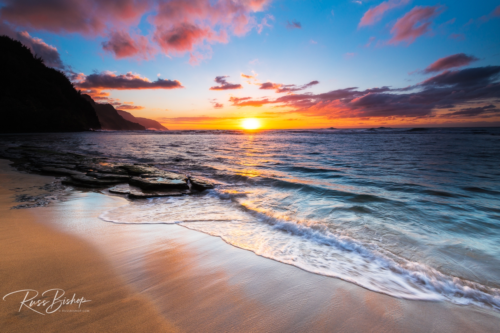 The Magic Sands. Sunset over the Na Pali Coast from Ke'e Beach, Haena State Park, Kauai, Hawaii